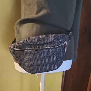 Woven crossbody with 1 zipper